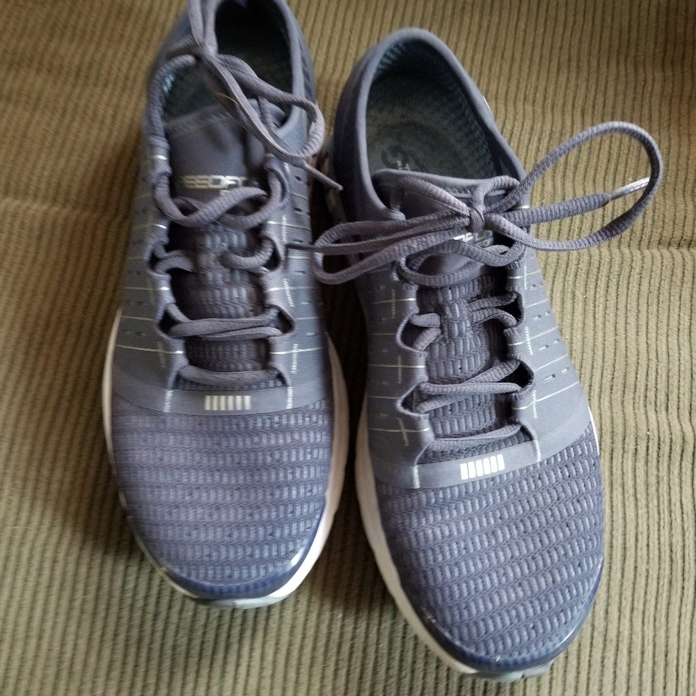 Womens size 11 Under Armour shoes